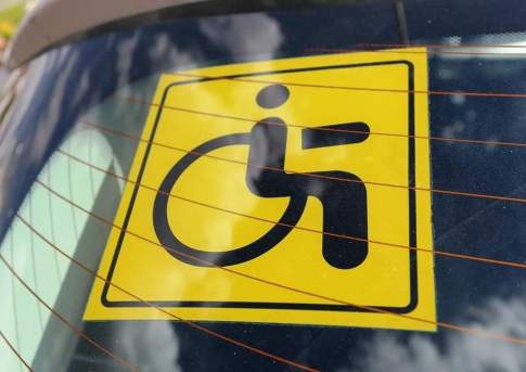 В результате столкновения шести машин в Алматы пострадал водитель с инвалидностью